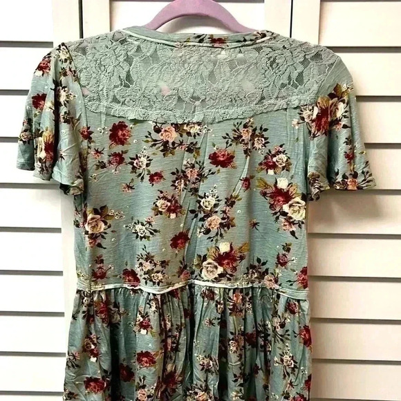 Rewind Floral Lace V-Neck Top Size Small - Picture 3 of 4